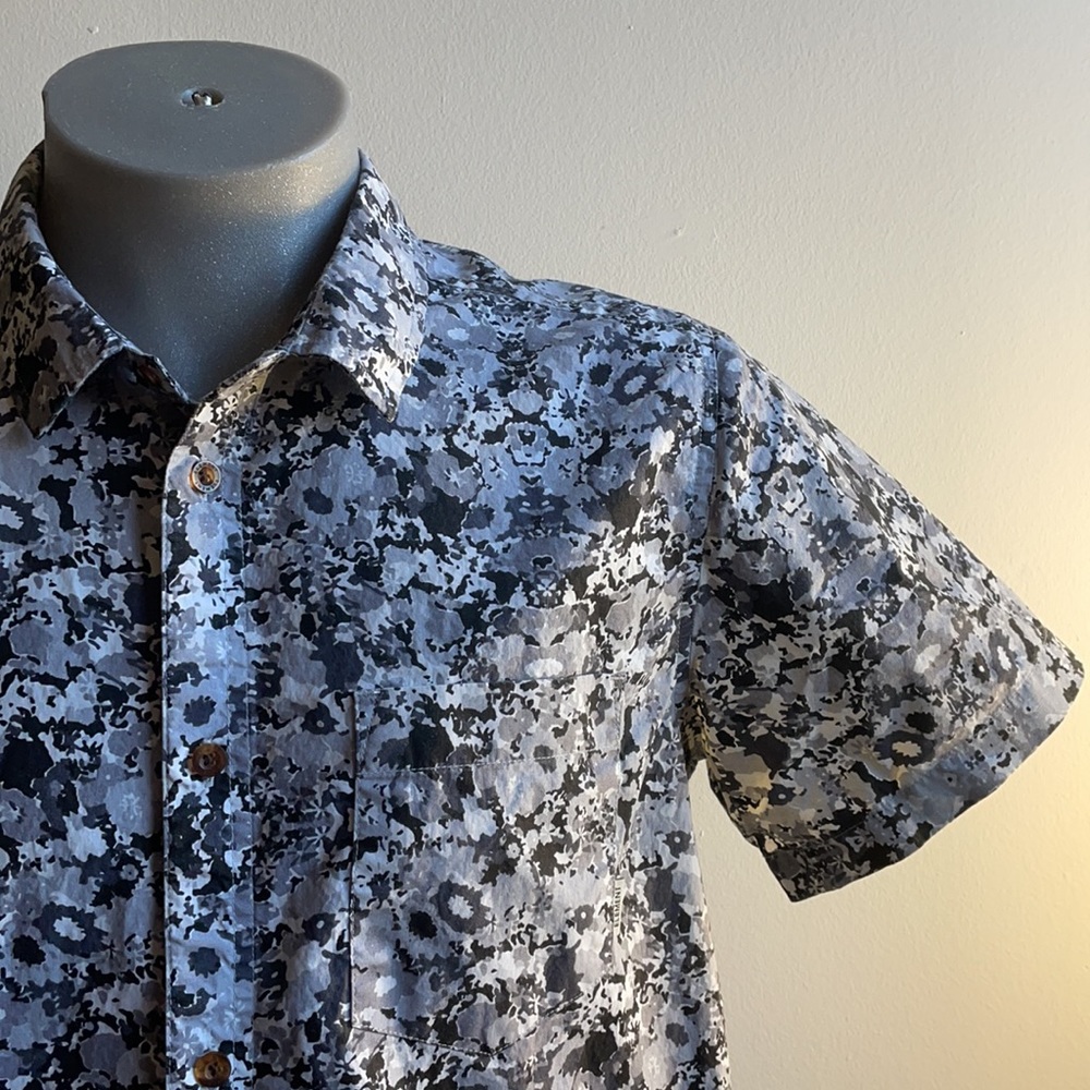 Floral Camo Element Button Down Shirt Size Medium